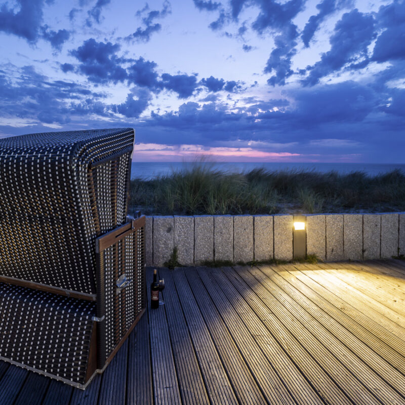 Strandkorb im letzten Licht