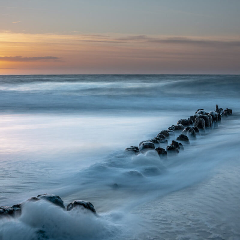 Buhne im Abendmeer