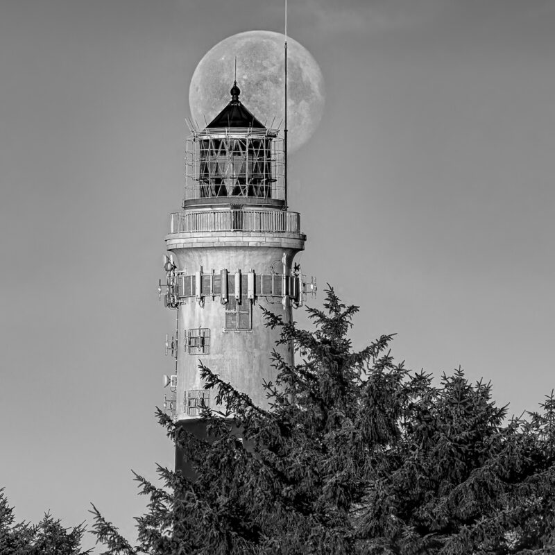 Silbermond im Schwarzweiß