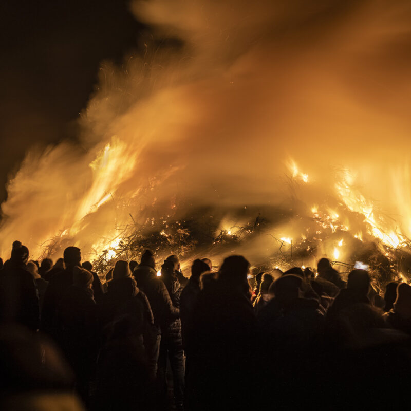 Im Schein des Feuers