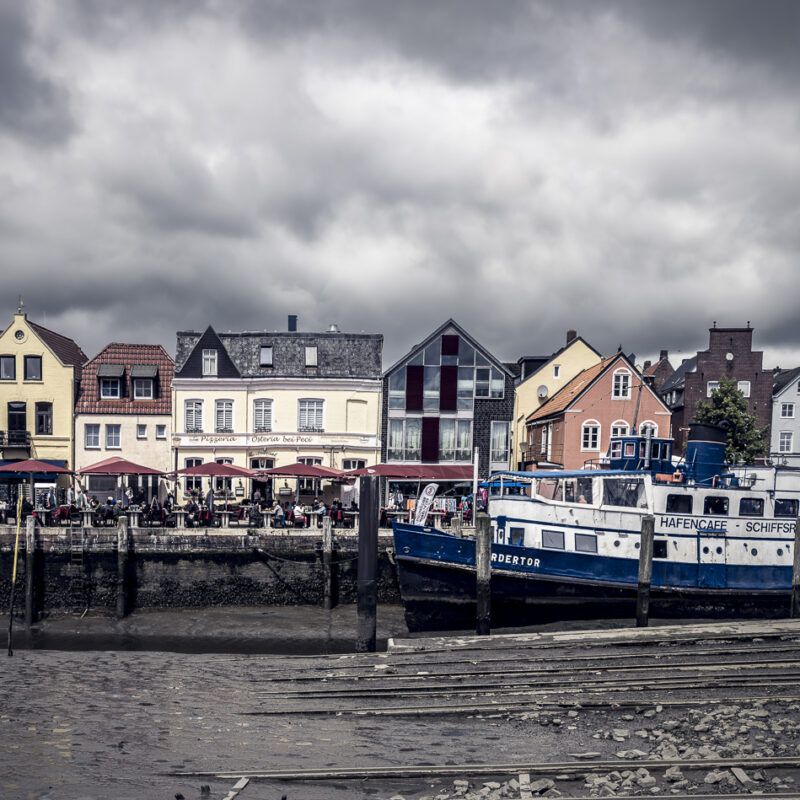 Graue Stadt am Meer